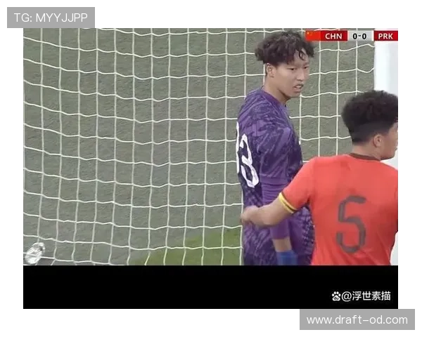 点球击中门框后弹回场内，规则如何处理？