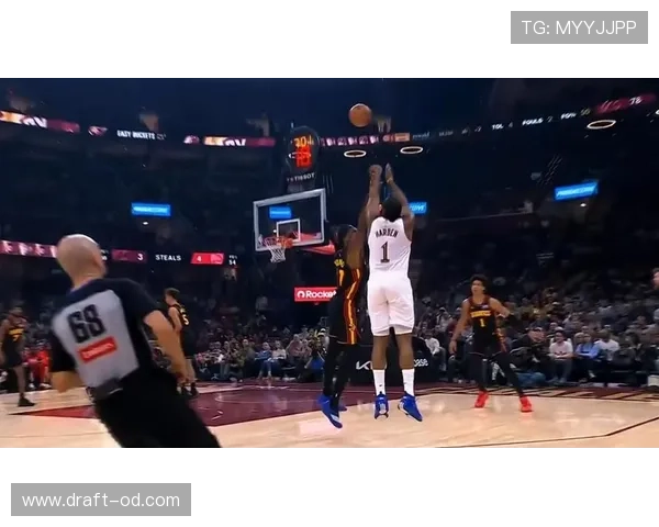 哈登突破拉开空档助火箭提升关键时刻得分效率