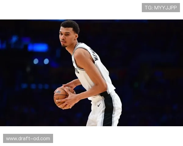 斯蒂芬·卡斯尔无球跑动提升进攻空间 用户于队内三分效率显著拉开差距